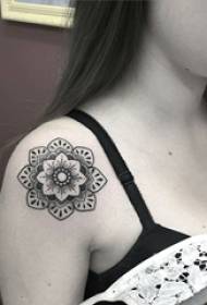 Дівчина плече чорна точка шип проста лінія рослинний матеріал квітка татуювання малюнок