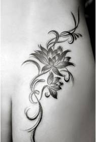 Moteriško juodojo pelenų vynuogių lotoso tatuiruotės modelis