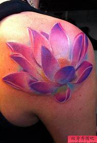 Prekrasan šareni uzorak tetovaže lotosa na ramenu