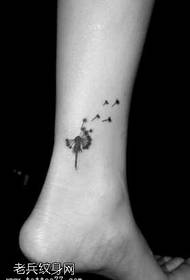 Modello di tatuaggio maschile nero e sottile fresco sulle gambe