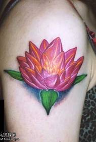 Arma un bo aspecto de tatuaxe de loto