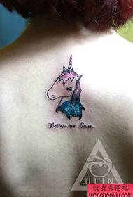 Spatele fetelor este populară cu mici ceruri înstelate și modele de tatuaje unicorn