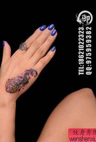 Ženská ruka sa objaví krásne ruže tetovanie vzor