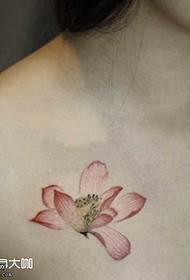 Узорак тетоваже лотоса у грудном кошу