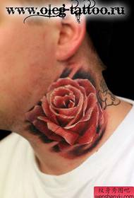 Čudovit priljubljen vzorec tetovaže vrtnic na moškem vratu