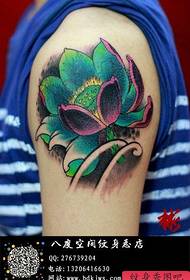 Tattoo e ntle ea lipalesa tsa lotus letsohong