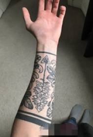 Fiúk karját a fekete-fehér geometriai vonalak növényi tetoválás képeket