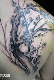 Pattern sa tattoo sa likod nga plum