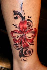 Graži kitos pusės gėlių tatuiruotė ant blauzdos
