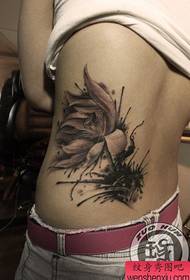 Vackert svartvitt lotus tatueringsmönster för flickors midja
