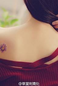 Magagandang maliit na tattoo ng daisies sa mga balikat