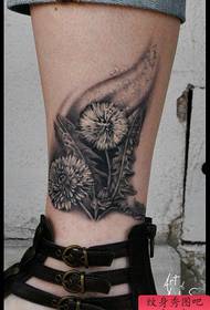 Θηλυκό μοσχάρι δημοφιλές ποπ πικραλίδα τατουάζ μοτίβο