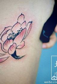 Uzorak tetovaže lotosa za ubodne trbušne linije