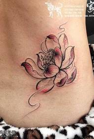 Čudovit in lep vzorec tetovaže lotusa na pasu