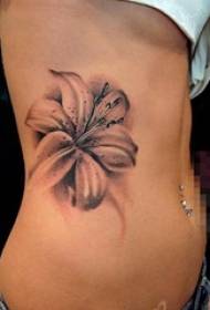 Vita laterale della ragazza sulla foto di tatuaggio giglio materiale pianta spina nera punto grigio