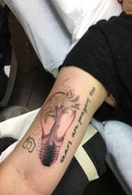 Braccio da scolaro dipinto linea semplice lampadina e pianta grande albero tatuaggio immagine