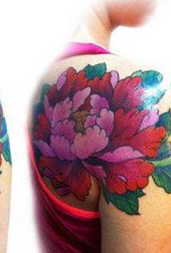 Bellissimo modello di tatuaggio di peonia sulle spalle delle ragazze