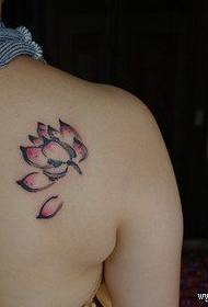 어깨 뒤로 만 아름다운 잉크 연꽃 문신 패턴