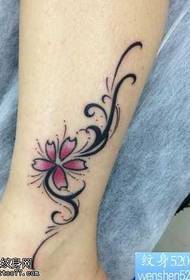 Bein Sakura mit Totem Vine Tattoo Muster