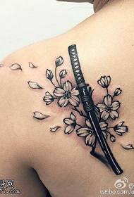 Patrón de tatuaje de flor de cerezo vintage de hombro