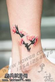 Plum tattoo op die enkel