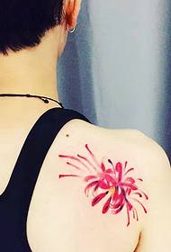 De schouder van de persoonlijkheid jongen onder het tattoo-patroon van de schouderbloem