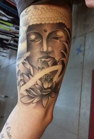 Grande estátua de Buda preto e cinza e padrão de tatuagem de lótus