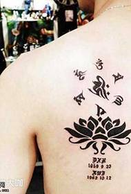 Takaisin lotus totem -tatuointikuvio