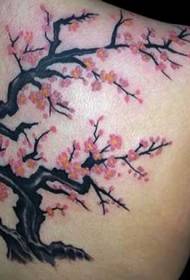 어깨 색깔의 큰 벚꽃 문신 패턴