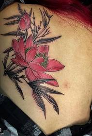 Modello tatuaggio loto delicato acquerello posteriore