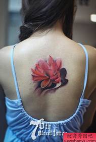 Krásný lotosový květ tetování na zadní straně dívky
