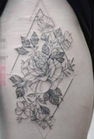 Ang mga pako sa eskuylahan sa itom nga geometric nga linya nagtanum og mga litrato sa bulak nga tattoo