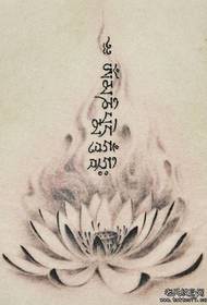 一款漂亮的黑白莲花与梵文纹身图案