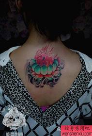 Skaists krāsains lotosa tetovējuma raksts meiteņu aizmugurē
