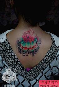 Bellissimo modello di tatuaggio di loto colorato sul retro delle ragazze
