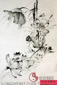 Un gruppu di pupulari è belli manichi di tatuaggi di tinta di lotus