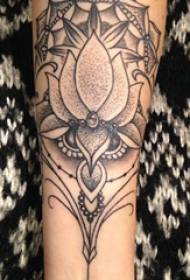 Le bras de la fille sur l'image de tatouage de lotus créatif de point d'esquisse gris noir