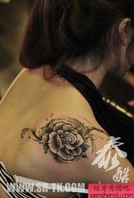 Juodos ir baltos rožės tatuiruotės modelis ant gražių moterų pečių