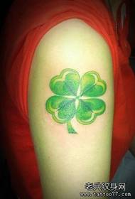 Tattoo yokongola ya clover ya masamba anayi