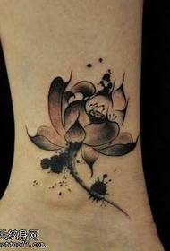 Modello di tatuaggio di loto dipinto a inchiostro gamba