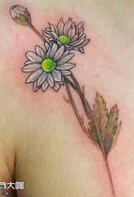 Disegno del tatuaggio della margherita sul petto
