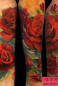 Schéin realistesch faarweg rose Tattoo Muster mat Waffen