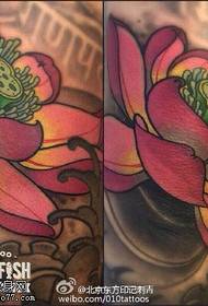 Realistinen maalattu lotus-tatuointikuvio