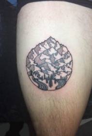 Le cosce dei ragazzi su spine grigie nere linee astratte piante e montagne abbelliscono le immagini del tatuaggio