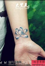 여자의 손목 잉크 연꽃 문신 패턴