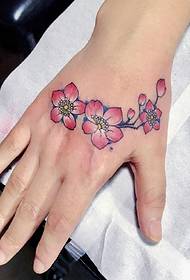 Flere sarte og smukke små blomster tatoveringer