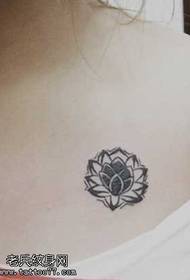 Pečių juodas baltas lotoso totemo tatuiruotės modelis