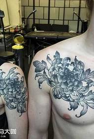 Узорак тетоваже груди марјетице