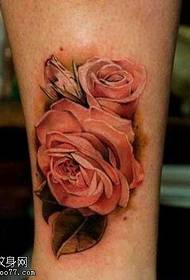 Wzór tatuażu róży nogi