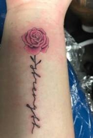O brazo do colegial pintou a liña abstracta do corpo das flores en inglés e plantou a foto da tatuaxe da flor